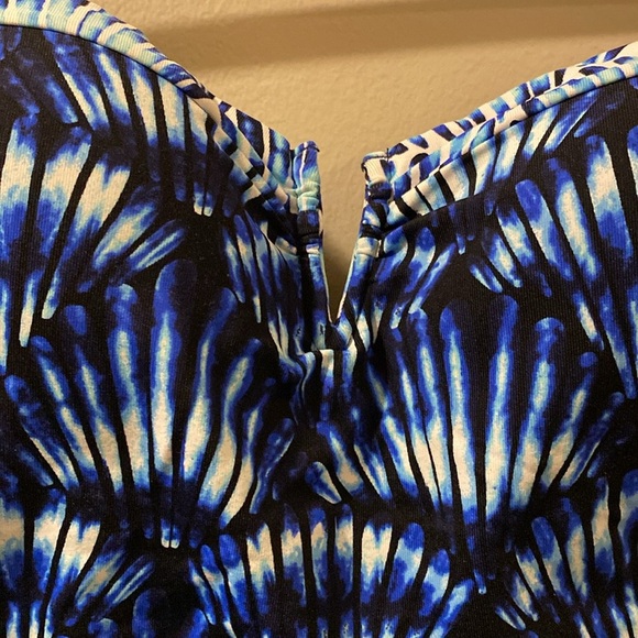Tommy Bahama women’s Blue Patterned Swimsuit - size 6 - removable strap - Picture 2 of 7